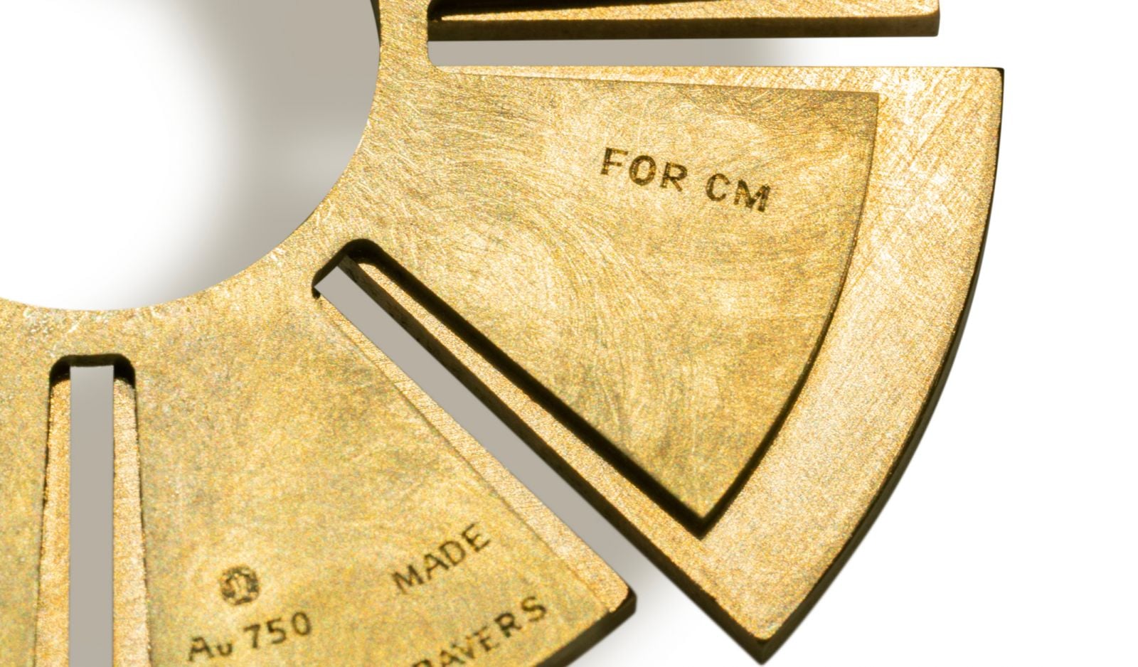 Cillian Murphy Wears Hong Kong Design House Sauvereign Brooch at Oscar 2024 - Image 2